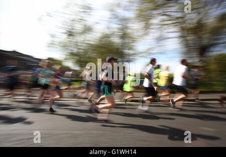 2016 London Uk Menschen in Hackney laufen Halbmarathon laufen kann Stockfoto