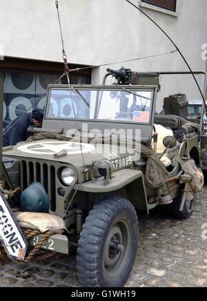 Alten gepanzerten Fahrzeug von dem zweiten Weltkrieg, der Jeep mit Maschinengewehr in der historischen Festzug "Spalte der Befreiung" Stockfoto