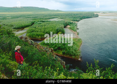 Amerikanischer Tourist wandern über den Fluss Belaja, Tschuktschen-Halbinsel, Magadon Region, Sibirien, Sowjetunion Stockfoto