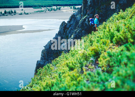 Amerikanischer Tourist wandern über den Fluss Belaja, Tschuktschen-Halbinsel, Magadon Region, Sibirien, Sowjetunion Stockfoto