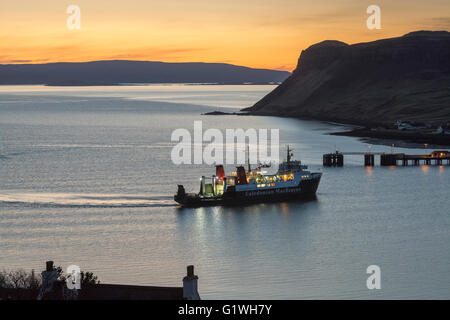 MV Hebriden Inseln nähert sich Uig Hafen bei Sonnenuntergang, skye Stockfoto