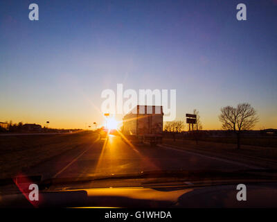 Sonnenuntergang Fahrersicht Sattelzugs auf USA interstate Highway 70 Stockfoto