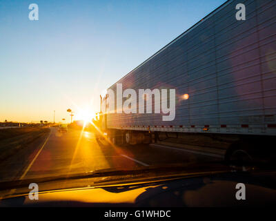 Sonnenuntergang Fahrersicht Sattelzugs auf USA interstate Highway 70 Stockfoto