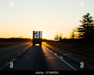 Sonnenuntergang Fahrersicht Sattelzugs auf USA interstate Highway 70 Stockfoto