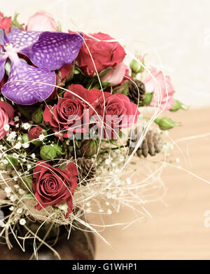 Floristische Zusammensetzung. Blumenarrangement von roten Rosen und Orchidee Vanda Stockfoto