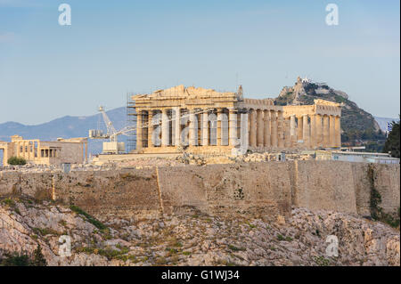 Akropolis in Strahlen des Sonnenuntergangs Stockfoto