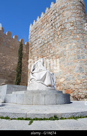 AVILA, Spanien, 18. April 2016: Die Statue des St. Theresia von Avila hinter der Stadtmauer des spanischen Bildhauers Juan L. Vassalo Stockfoto