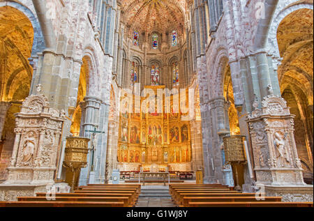 AVILA, Spanien, APRIL - 19, 2016: Der Hauptaltar und Hauptschiff der Kathedrale Stockfoto