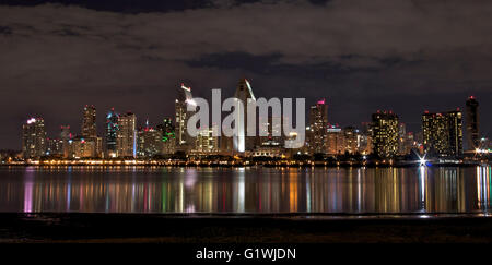 Die Innenstadt von San Diego in der Nacht, Wasserreflexion Stockfoto