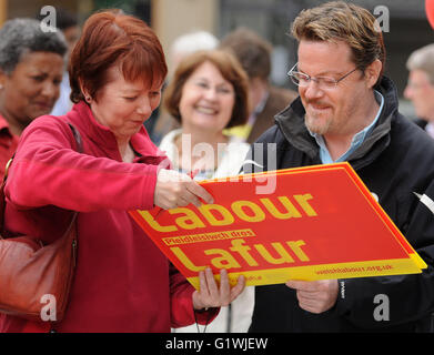 Eddie Izzard, wer die bleiben in Europa-Kampagne unterstützt, die sich für Labour in Cardiff, Wales. Stockfoto