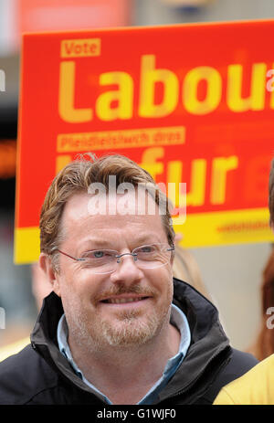 Eddie Izzard, wer die bleiben in Europa-Kampagne unterstützt, die sich für Labour in Cardiff, Wales. Stockfoto