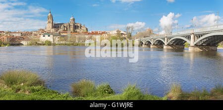 Salamanca - die Kathedrale und Brücke Puente Enrique Estevan Avda und des Rio Tormes-Flusses. Stockfoto