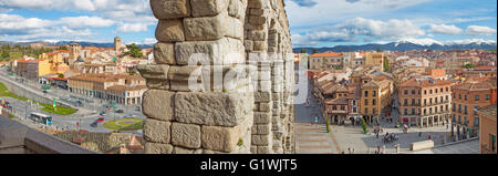 SEGOVIA, Spanien, APRIL - 13, 2016: Aquädukt von Segovia und Plaza del Artilleria mit der Stadt. Stockfoto