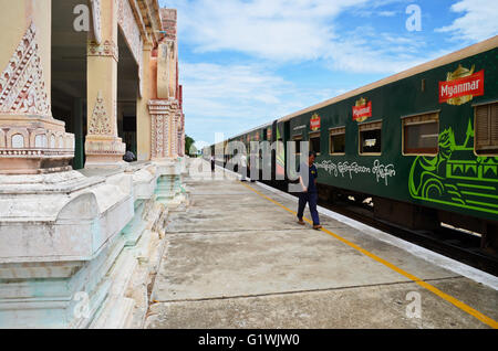 Ein Zug wartet am Bahnsteig in Bagan Station, Burma Stockfoto