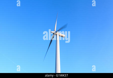 UMEA, SCHWEDEN AM 2. JUNI 2013. Detailansicht einer Windmühle, Kraftwerk Pylon, Flügel und Turbine. Hellen Himmel, Abend. Editorial. Stockfoto