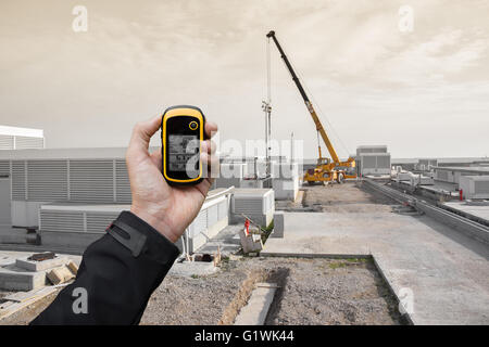 Suche nach der richtigen Position innerhalb einer Baustelle per gps Stockfoto