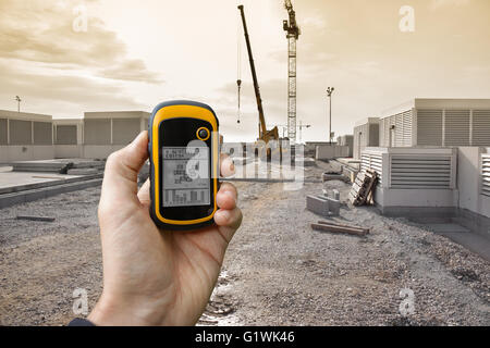 Suche nach der richtigen Position innerhalb einer Baustelle per gps Stockfoto