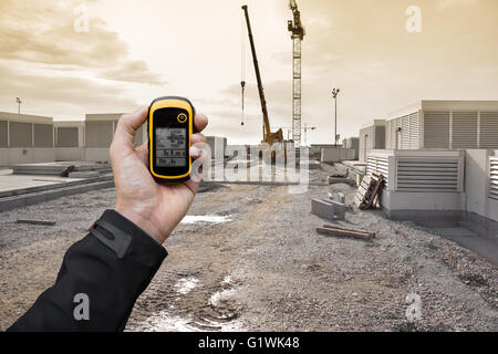 Suche nach der richtigen Position innerhalb einer Baustelle per gps Stockfoto