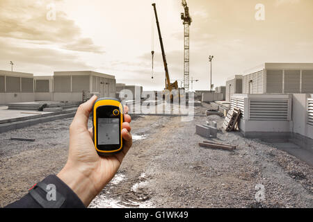 Suche nach der richtigen Position innerhalb einer Baustelle per gps Stockfoto