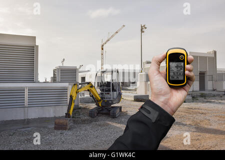 Suche nach der richtigen Position innerhalb einer Baustelle per gps Stockfoto