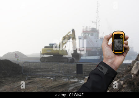 Suche nach der richtigen Position innerhalb einer Baustelle per gps Stockfoto