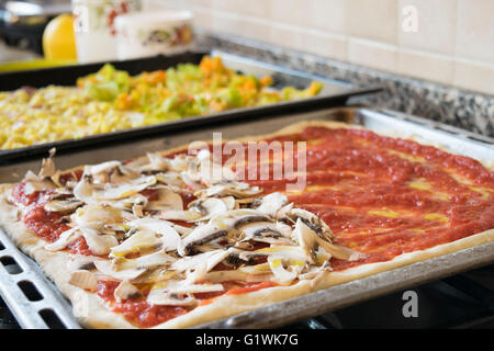 hausgemachten Teig Pizza in einem inländischen Backblech Stockfoto