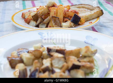 Pasta Alla Norma mit Auberginen im Vordergrund Stockfoto