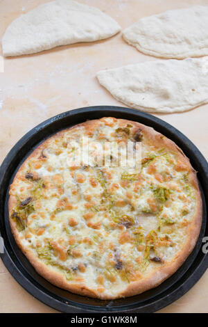 Sieden Handcfraft Pizza mit Zucchiniblüten und Mozzarella, die gerade aus dem Ofen genommen Stockfoto