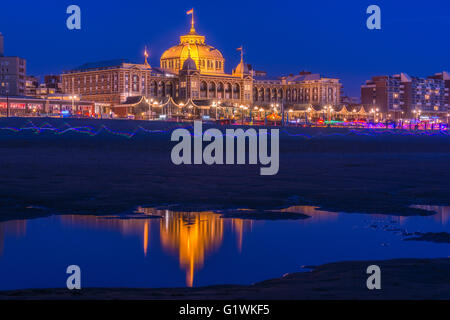 Lightpainting des Leuchtens laufen vor dem Kurhaus Hotel in Scheveningen (Niederlande) Stockfoto