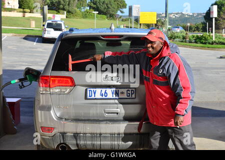 Customer Service bei einer Tankstelle in Südafrika. Stockfoto
