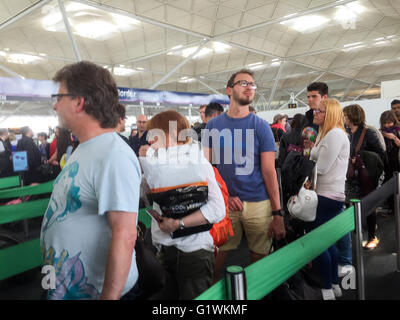 Passagiere, die Schlange für die Passkontrolle am Stansted Airport Essex Stockfoto