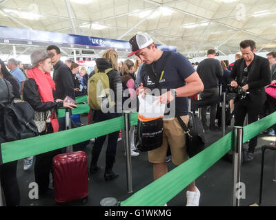 Passagiere, die Schlange für die Passkontrolle am Stansted Airport Essex Stockfoto