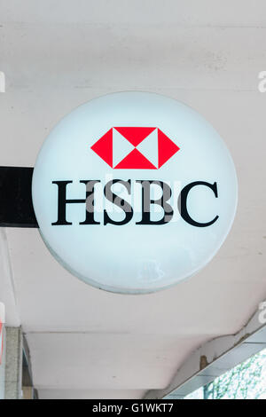 Beleuchtete HSBC Bank unterzeichnen auf der Regent Street Wreham North Wales Stockfoto