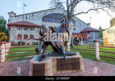 Statue des W. M. Pickett - die erste Steer wrestling-Statue in den Fort Worth Stockyards Stockfoto