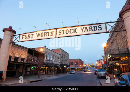 Straße im Stadtteil Fort Worth Stockyards bei Einbruch der Dunkelheit beleuchtet. Texas, USA Stockfoto