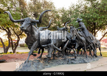 T. D. Kelsey-Bronze-Skulptur eines Longhorn-Rinder-Laufwerks in der District von Fort Worth Stockyards Stockfoto