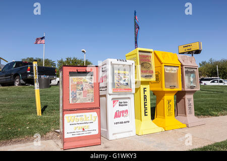 City Zeitungen kostenlos angeboten bei der Zeitungsständer in Fort Worth. 6. April 2016 in Fort Worth, TX, USA Stockfoto