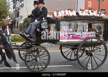 Der Trauerzug mit dem Leichnam des ermordeten Schulmädchen Tia Sharp betritt Garth Straße Krematorium in Morden Stockfoto