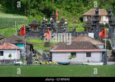 Blick auf das alte Dorf Trunyan und Hindu-Tempel aus Lake Batur, Bali, Indonesien Stockfoto