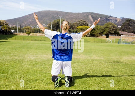 Heckansicht des weiblichen Fußballspieler nach einem Sieg posiert Stockfoto