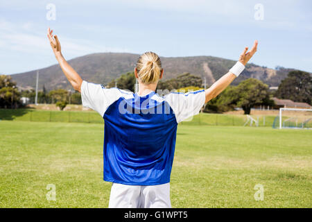 Heckansicht des weiblichen Fußballspieler nach einem Sieg posiert Stockfoto