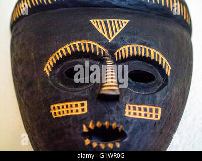 Nah - geschnitzte Up der afrikanische Maske, schwarz Stockfoto