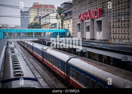 Ein Blick auf Züge warten am Bahnhof Hanoi Stockfoto