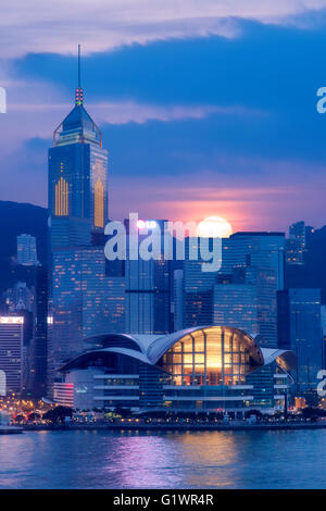 Hong Kong Convention Center und Central Plaza-Buiilding in der Abenddämmerung. Stockfoto