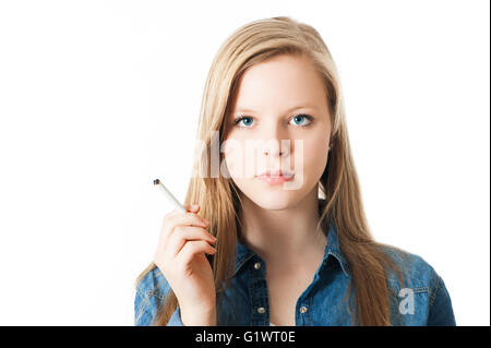 Teenager-Mädchen mit Zigarette isoliert auf weiss Stockfoto