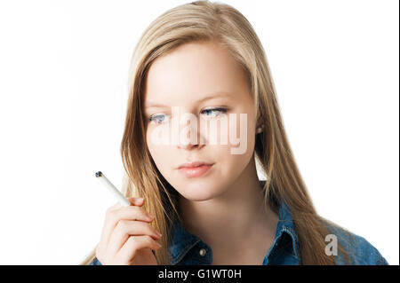 Teenager-Mädchen mit Zigarette isoliert auf weiss Stockfoto