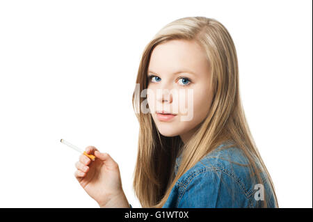 Teenager-Mädchen mit Zigarette isoliert auf weiss Stockfoto