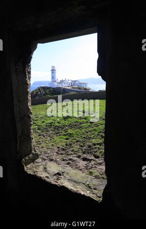 Blick auf Fanad Head Leuchtturm aus der verlassenen viktorianischen Coast Guard Station, Irland Stockfoto