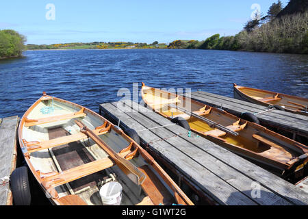 Angelboote/Fischerboote vertäut an einem kleinen Steg am Kindrum Lough, Halbinsel Fanad, Donegal, Irland Stockfoto