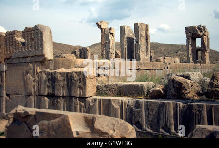 Einblicke in ein Fries und die Überreste von großartiger Architektur in den großen Ruinen in der Schlossanlage des Persepolis im Iran Stockfoto